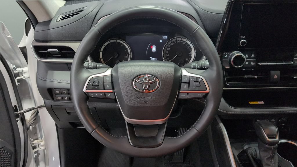 Used 2024 Toyota Highlander XLE AWD/4WD image 9