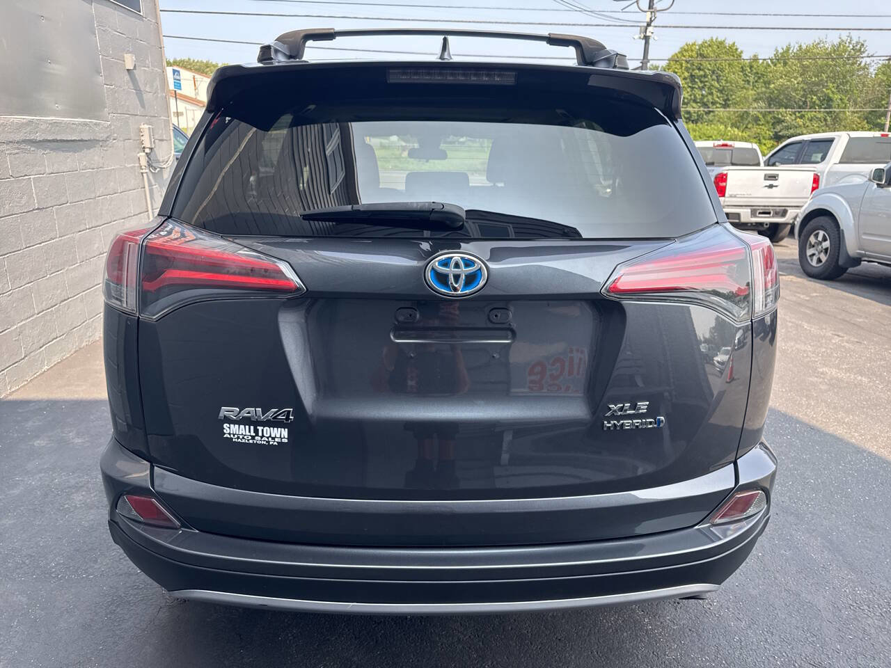 Used 2017 Toyota RAV4 XLE w/ Carpet Mat Package image 8