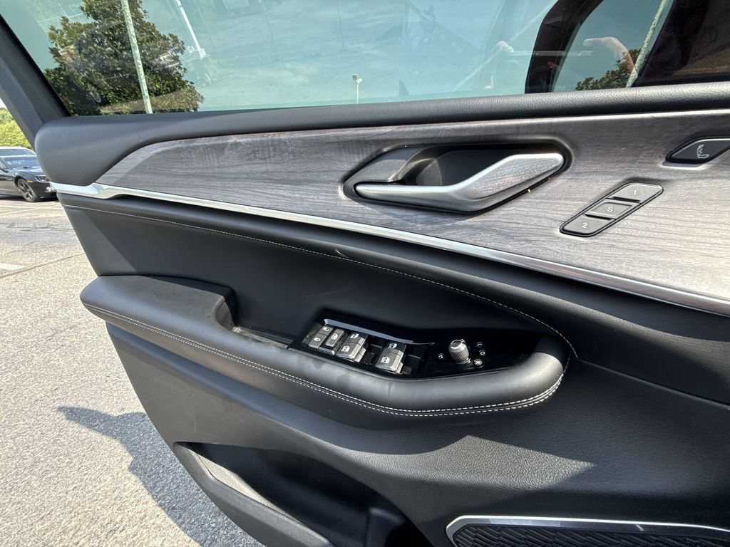 Used 2023 Jeep Grand Cherokee Overland w/ Luxury Tech Group IV RWD image 30
