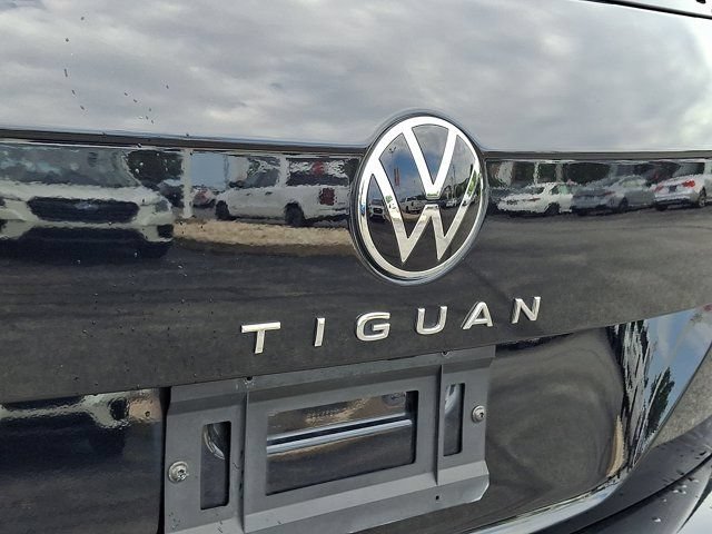 Certified 2022 Volkswagen Tiguan SE R-Line AWD/4WD image 35