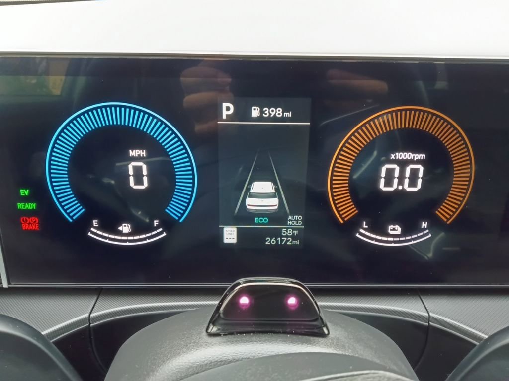 Used 2025 Hyundai Santa Fe SEL FWD image 2