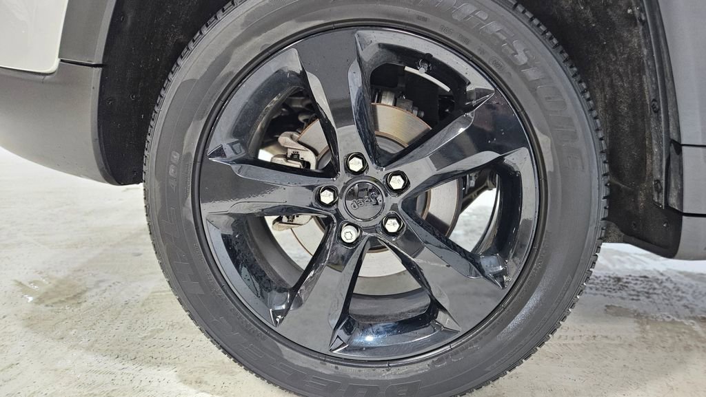 Used 2023 Jeep Grand Cherokee Altitude image 17