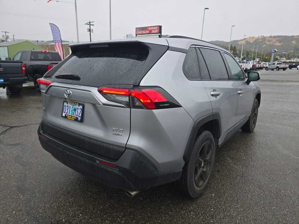 Used 2020 Toyota RAV4 XLE AWD/4WD image 3
