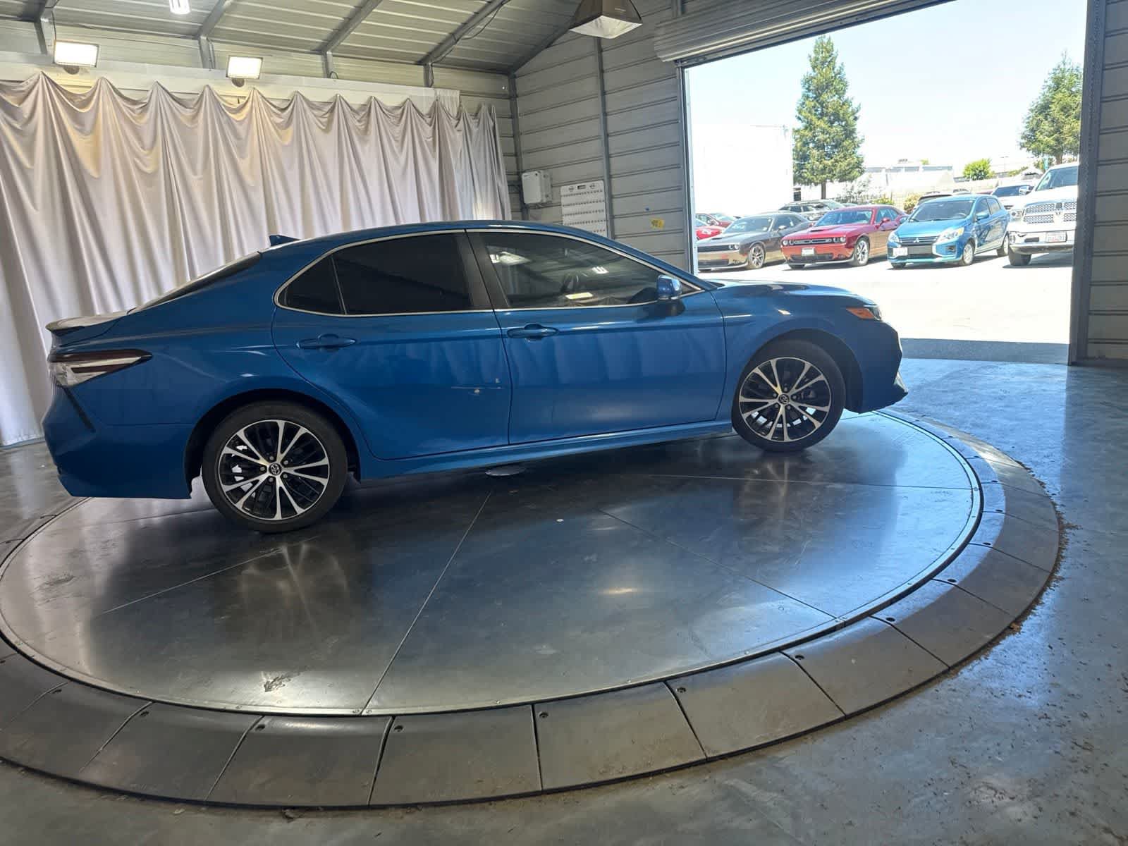 Used 2019 Toyota Camry SE w/ Carpet Mat Package FWD image 4
