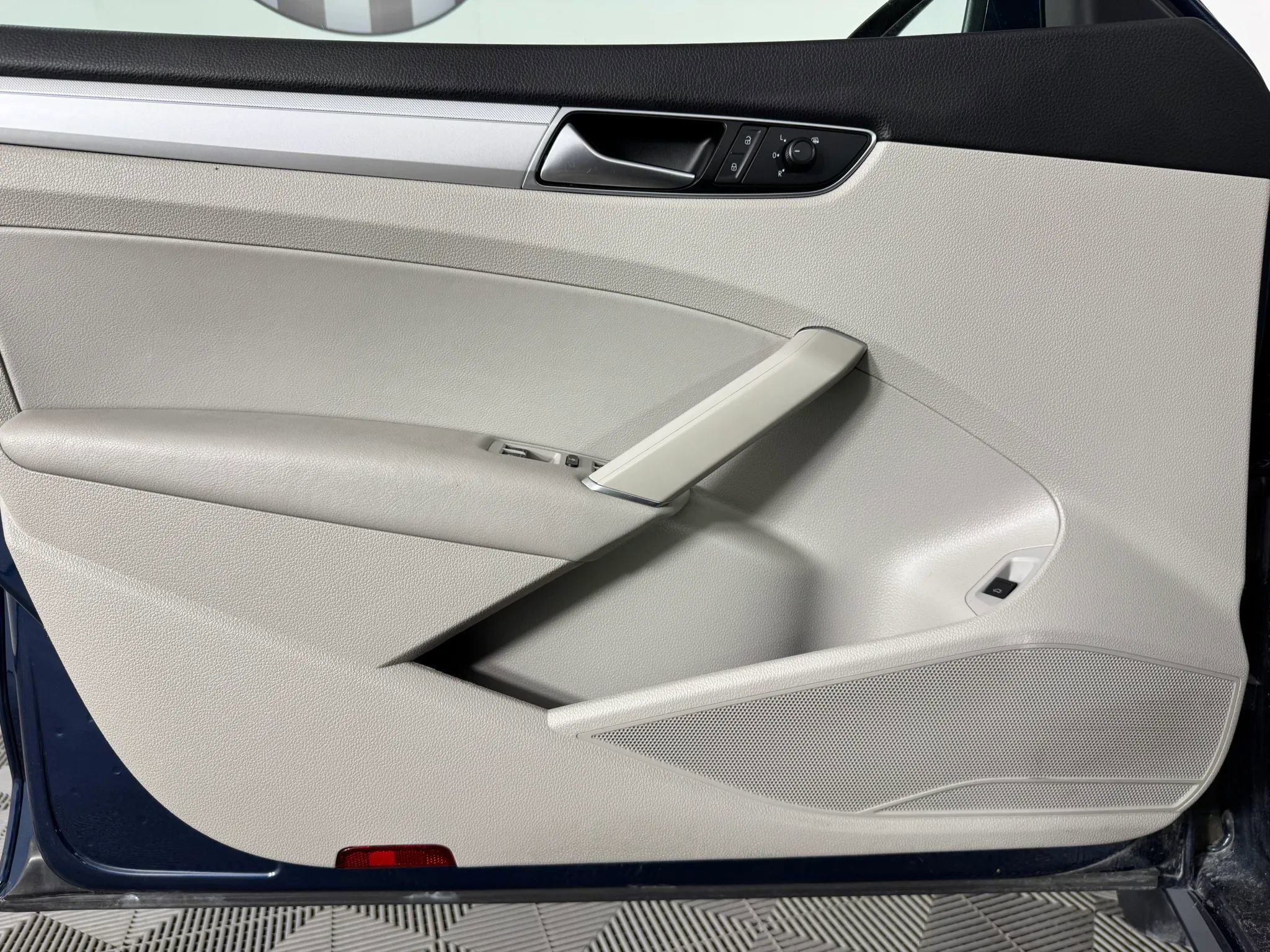 Used 2019 Volkswagen Passat 2.0T Wolfsburg w/ Wheels & Sunroof Package image 39