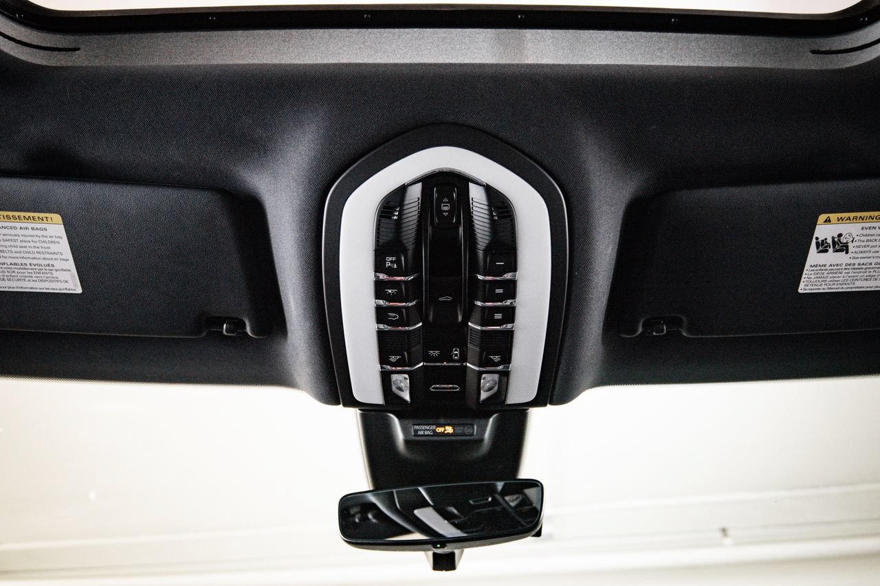 Certified 2022 Porsche Macan AWD/4WD image 20