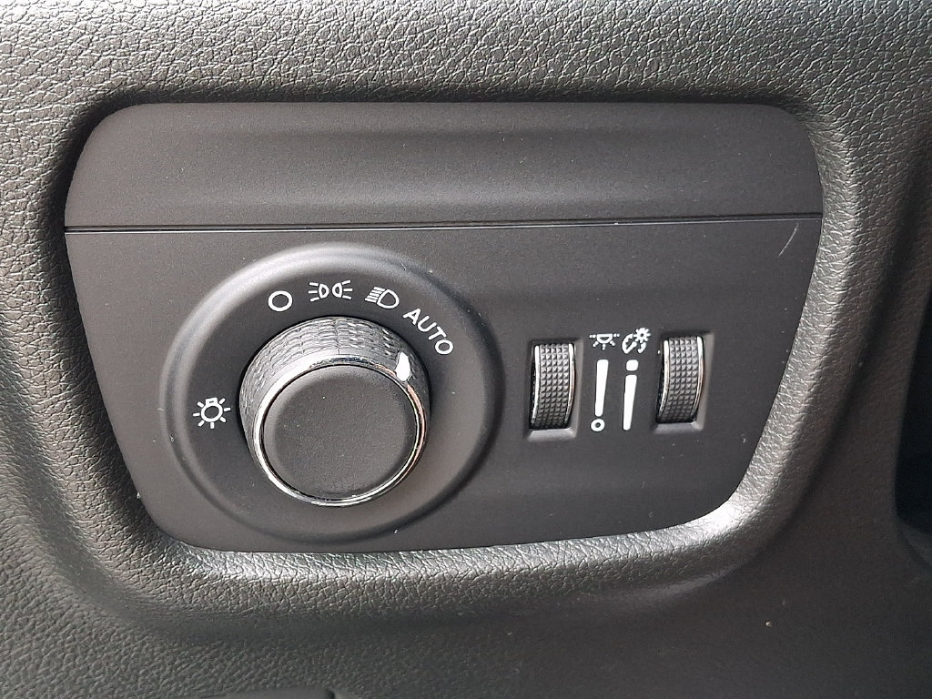 Certified 2025 Jeep Grand Cherokee Laredo AWD/4WD image 23
