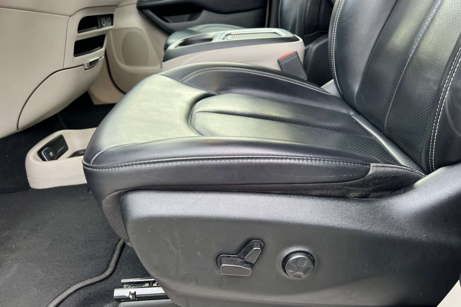 Used 2023 Chrysler Pacifica Touring-L image 15