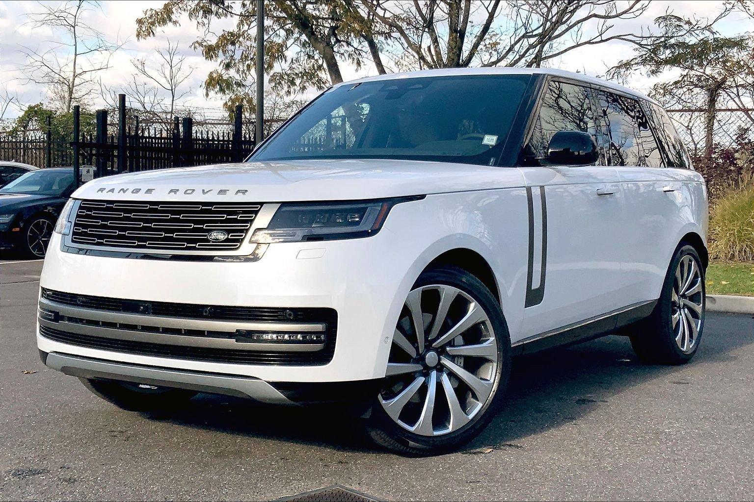 New 2025 Land Rover Range Rover SE