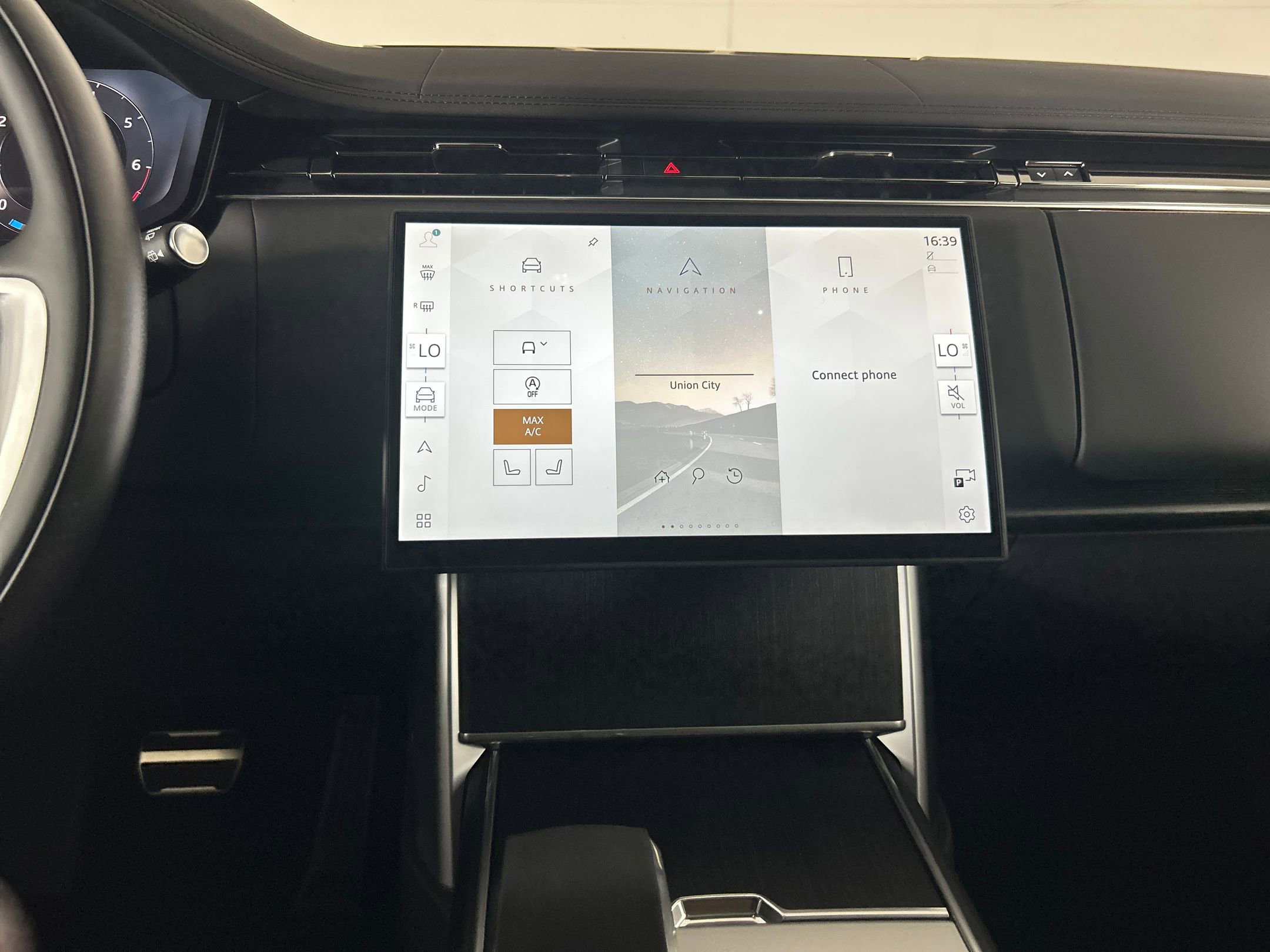 New 2025 Land Rover Range Rover Long Wheelbase SE image 23