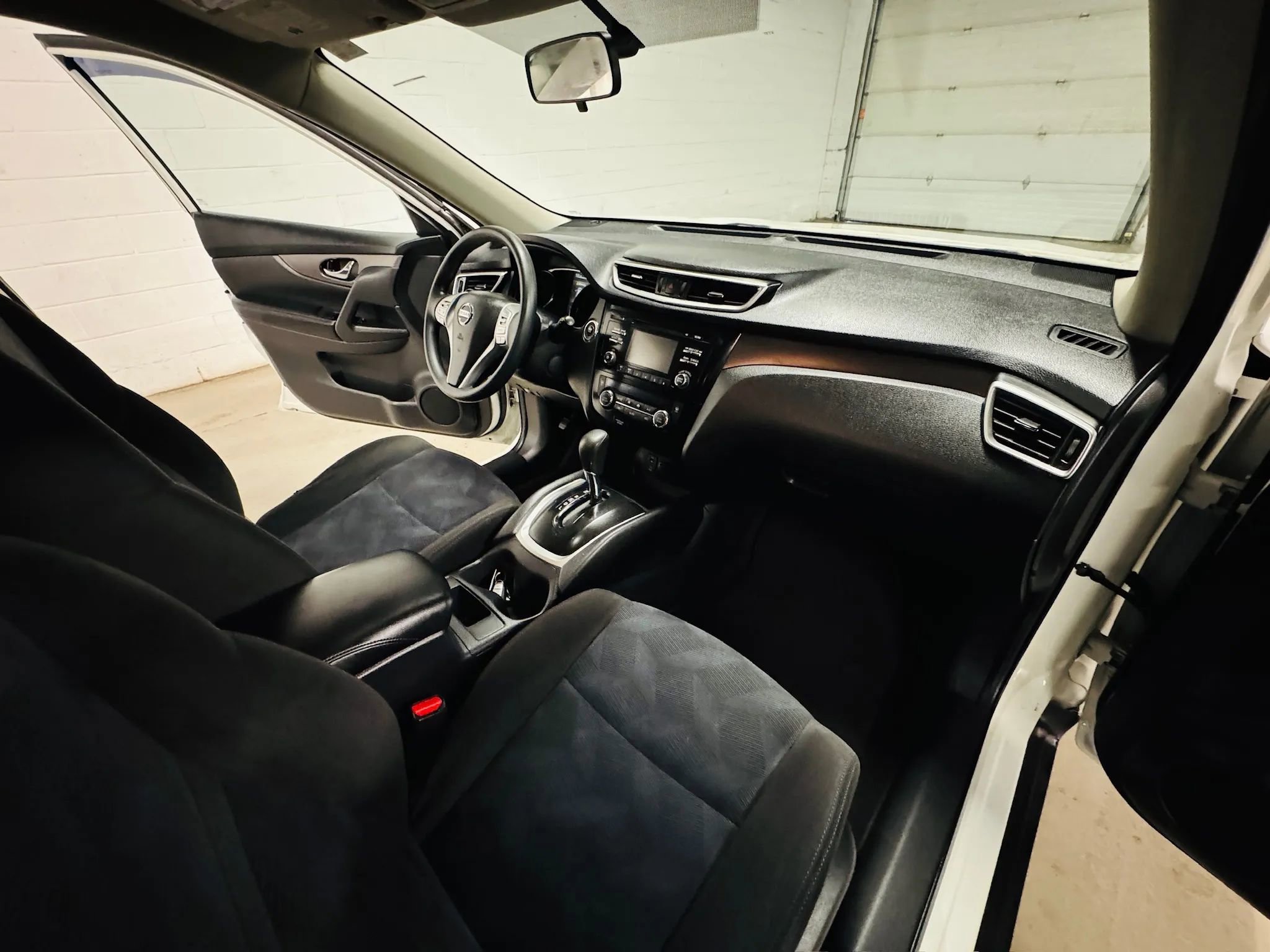 Used 2015 Nissan Rogue SV image 24