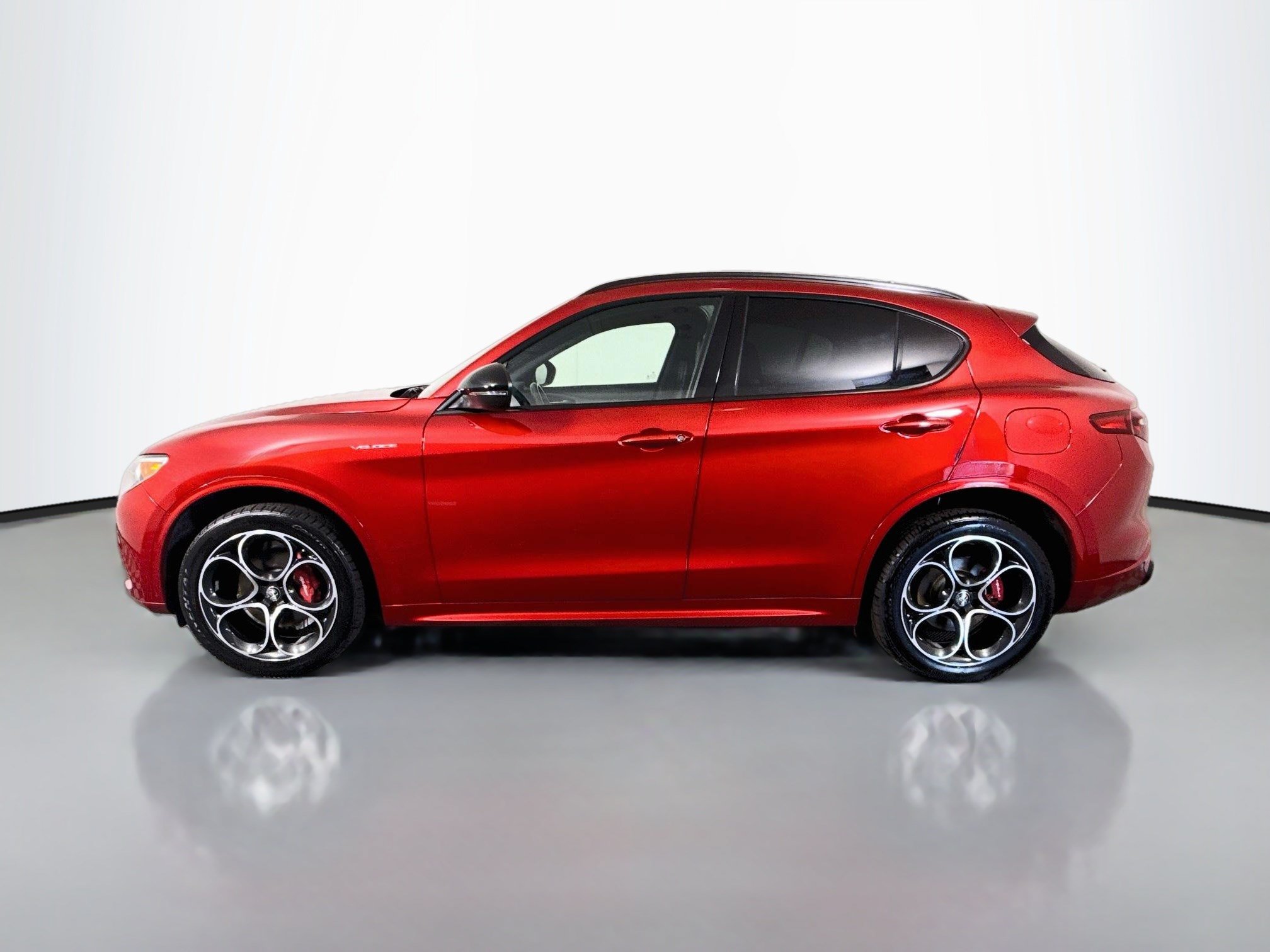 Used 2023 Alfa Romeo Stelvio Veloce AWD/4WD image 6
