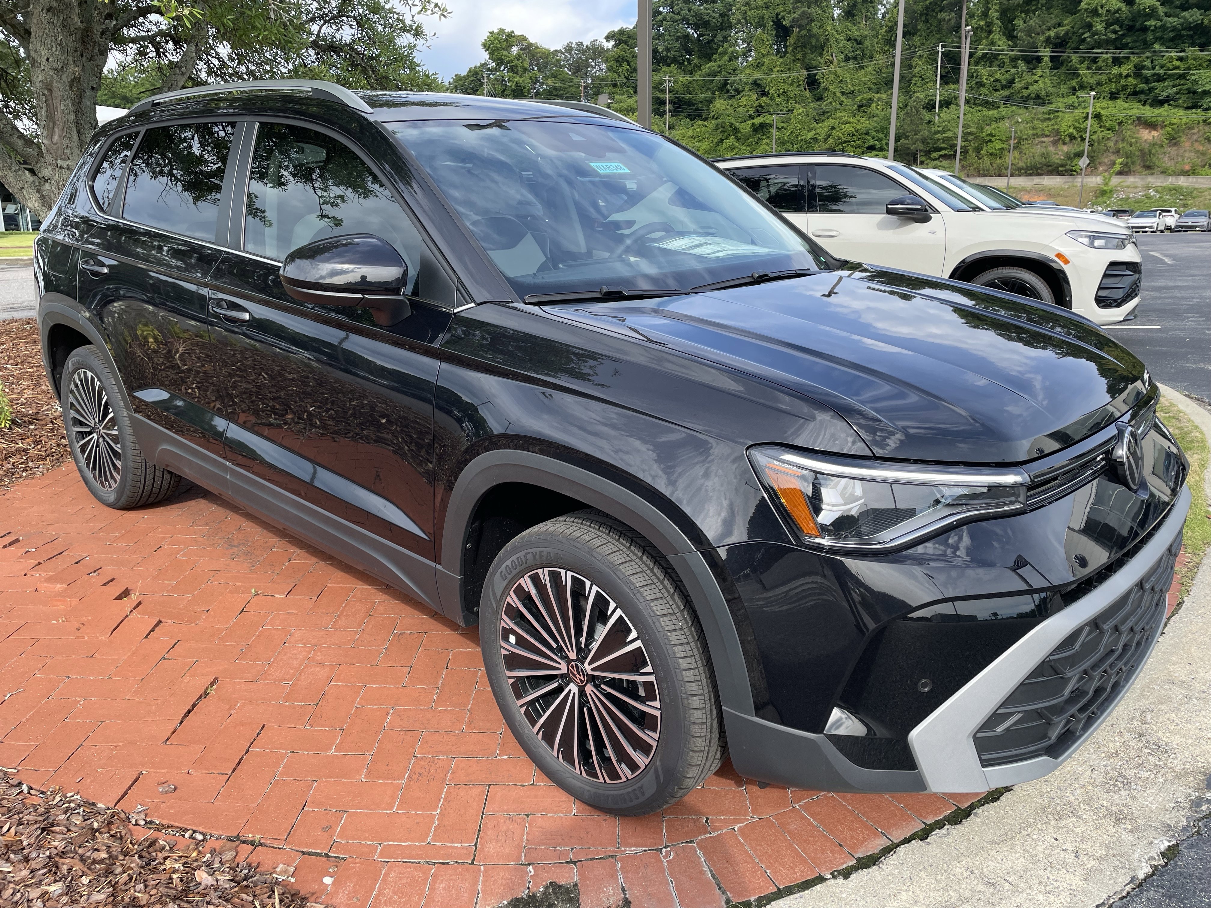 New 2026 Volkswagen Taos SE FWD image 3