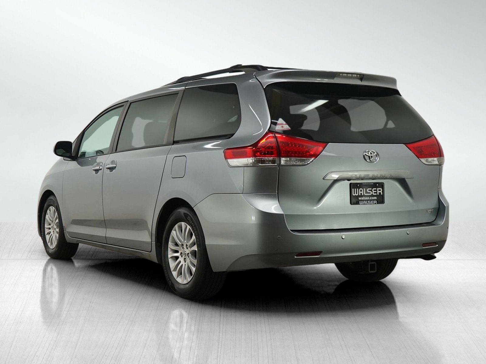 Used 2013 Toyota Sienna XLE w/ Entertainment Pkg FWD image 3