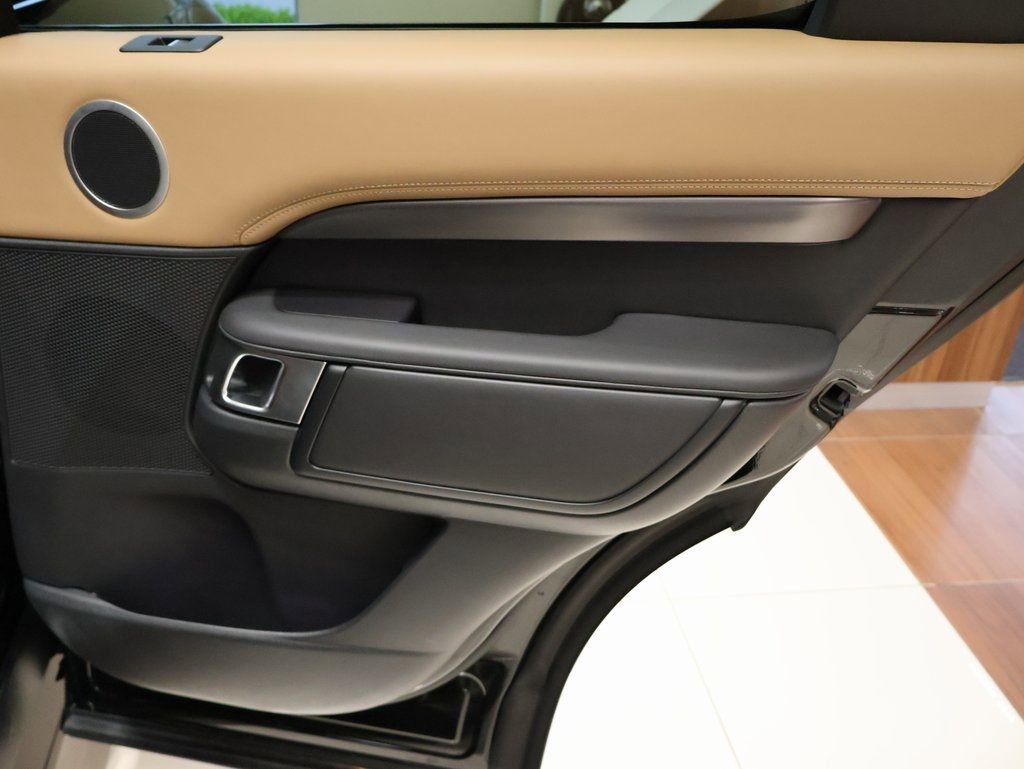 Certified 2025 Land Rover Discovery Metropolitan Edition image 33