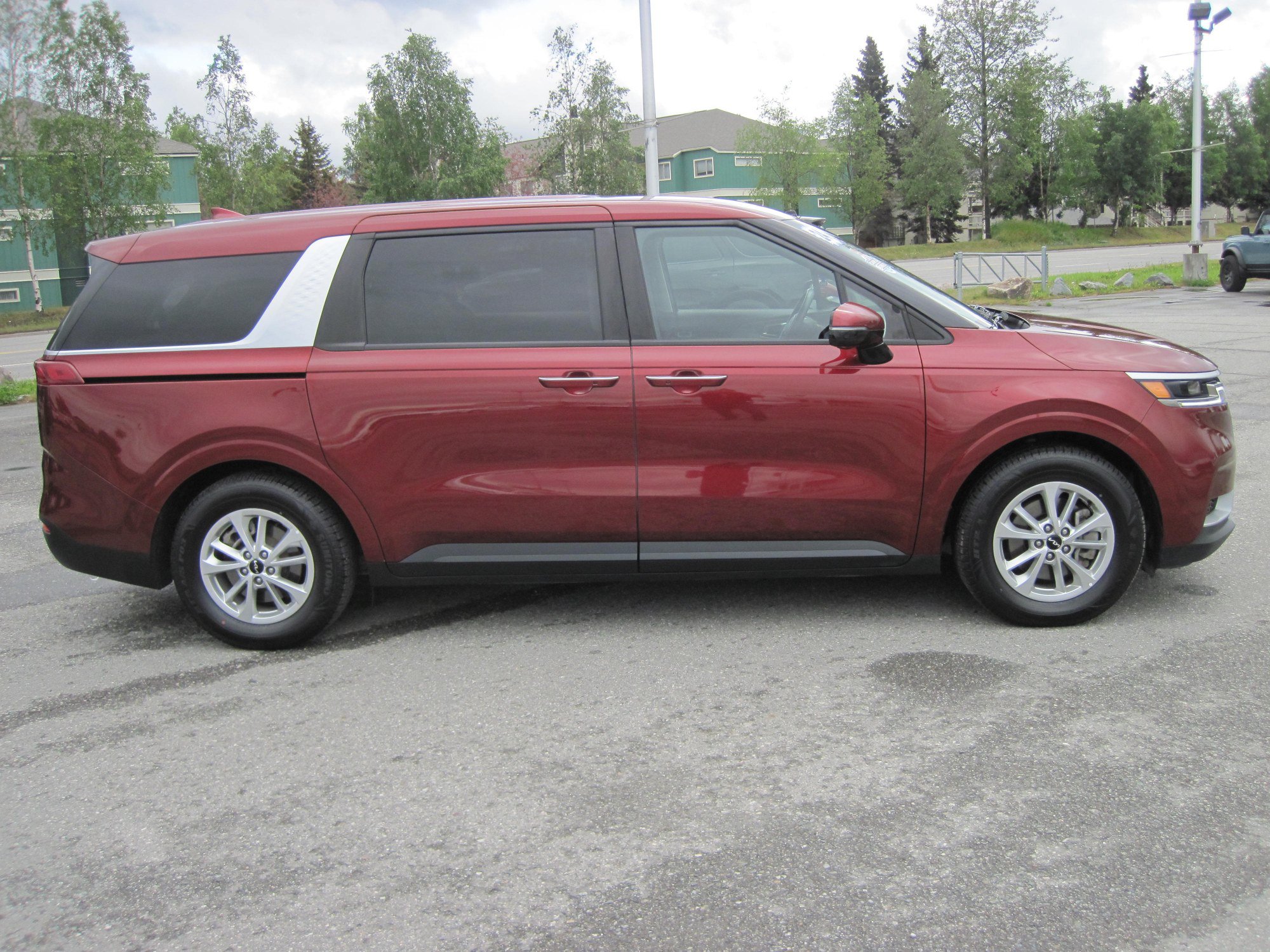 Used 2024 Kia Carnival LX FWD image 4