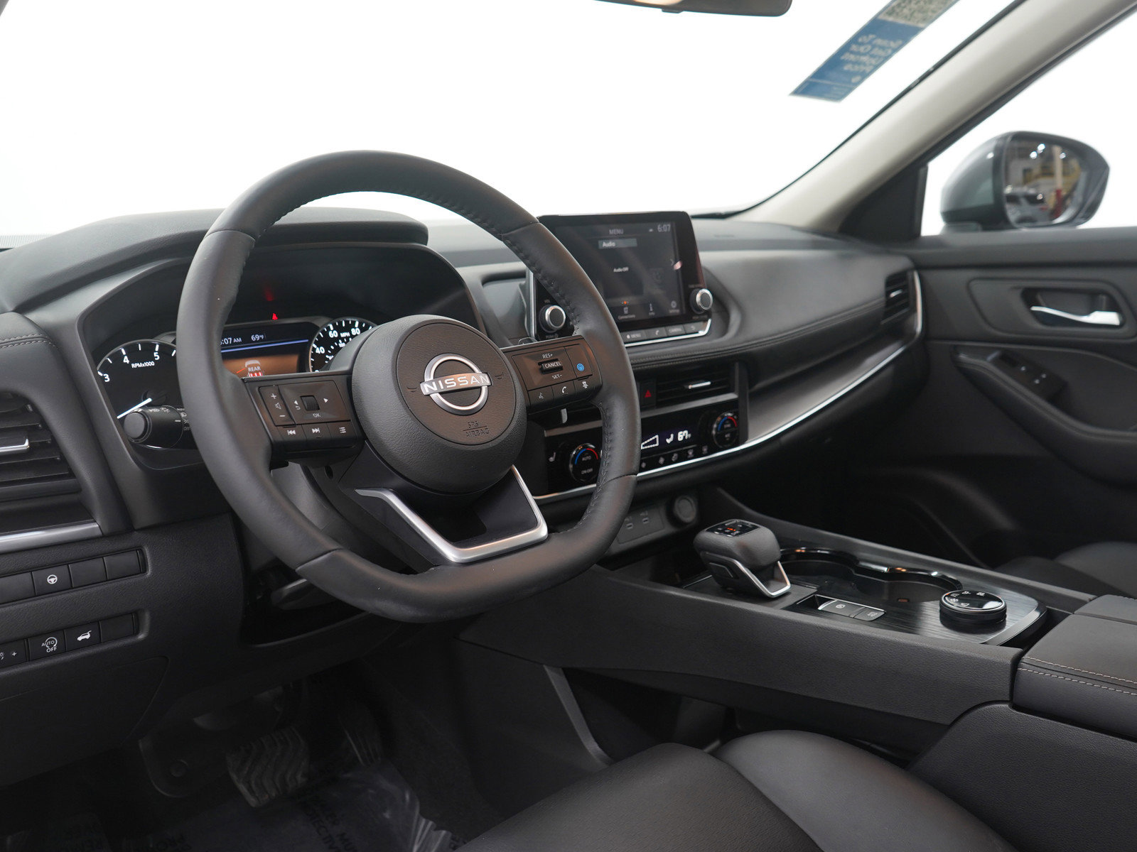 Used 2024 Nissan Rogue SV w/ SV Premium Package image 26