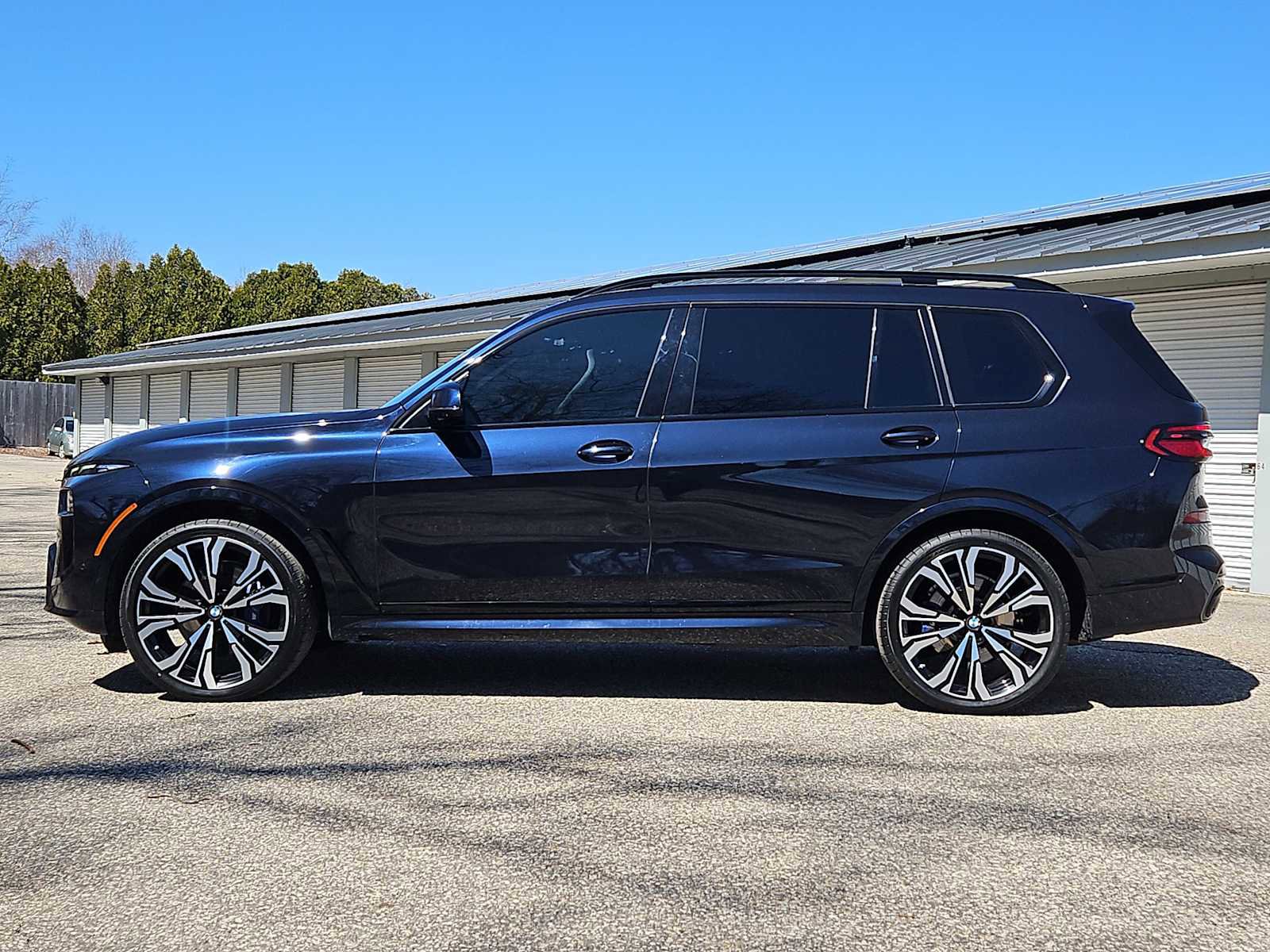 Used 2023 BMW X7 xDrive40i w/ Executive Package AWD/4WD image 3