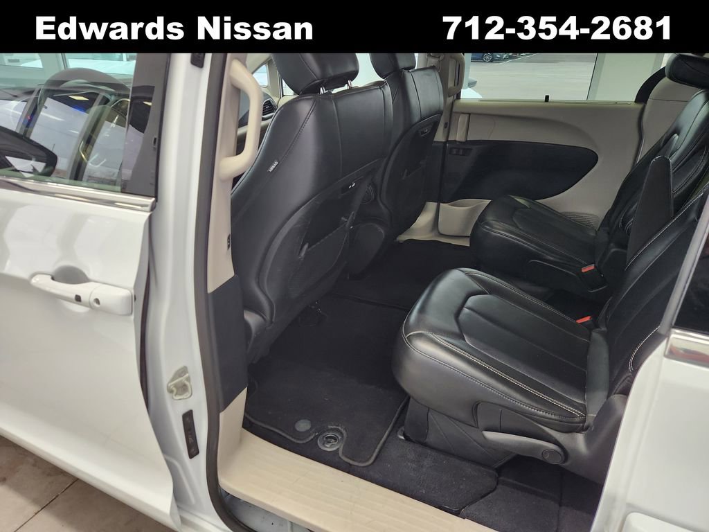 Used 2024 Chrysler Pacifica Touring-L image 15
