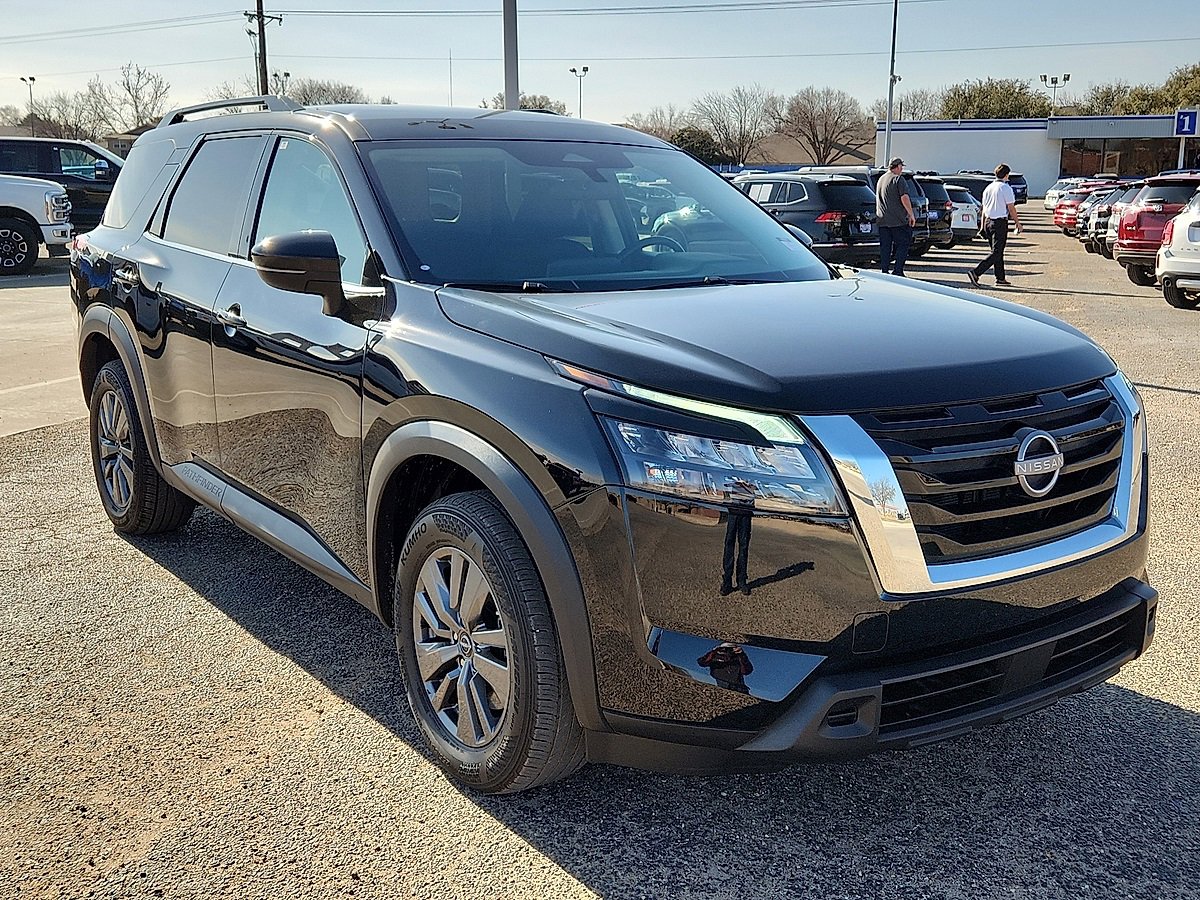 Used 2025 Nissan Pathfinder SV image 4