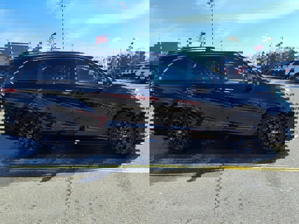 Used 2022 Toyota Sienna XSE image 9