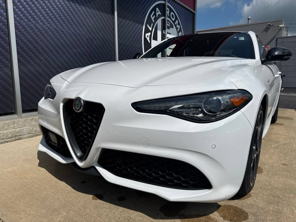 Used 2022 Alfa Romeo Giulia Veloce AWD/4WD image 18
