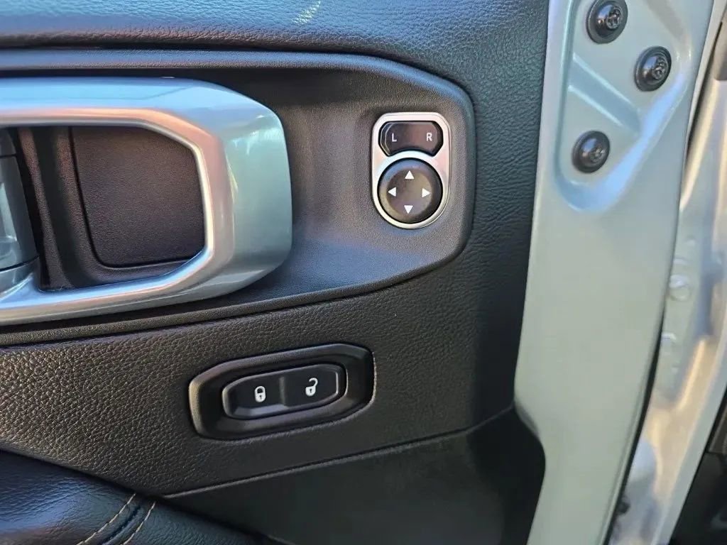 Used 2022 Jeep Wrangler Unlimited Sahara image 12