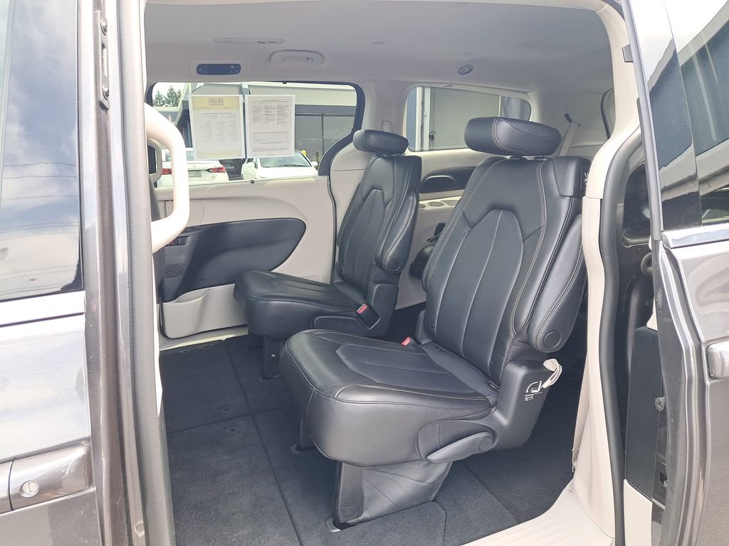 Used 2023 Chrysler Pacifica Touring-L FWD image 12