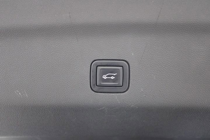 Used 2022 GMC Yukon SLT w/ SLT Premium Package image 17