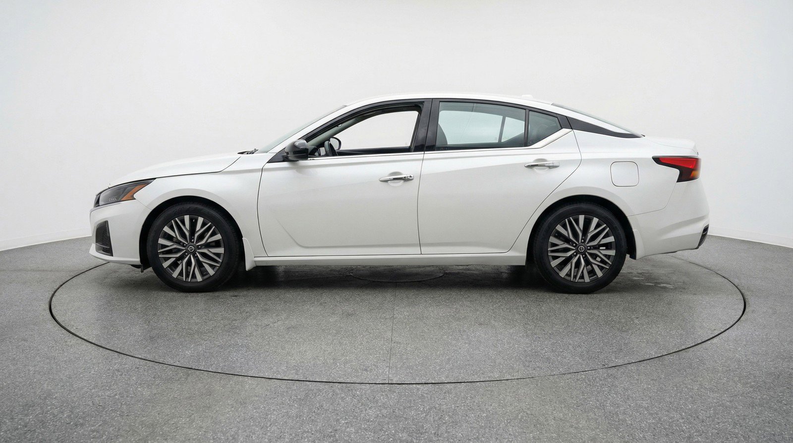 Used 2025 Nissan Altima 2.5 SV image 5