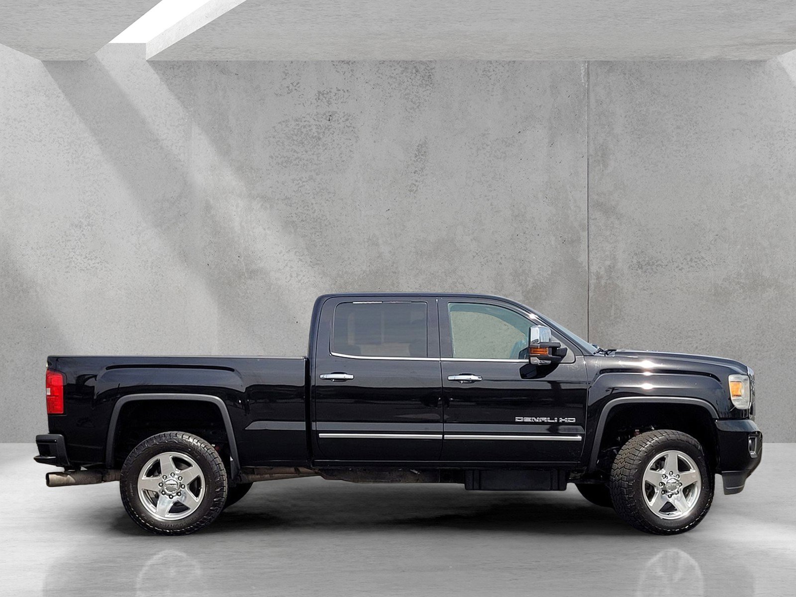 Used 2015 GMC Sierra 2500 Denali w/ Duramax Plus Package image 3
