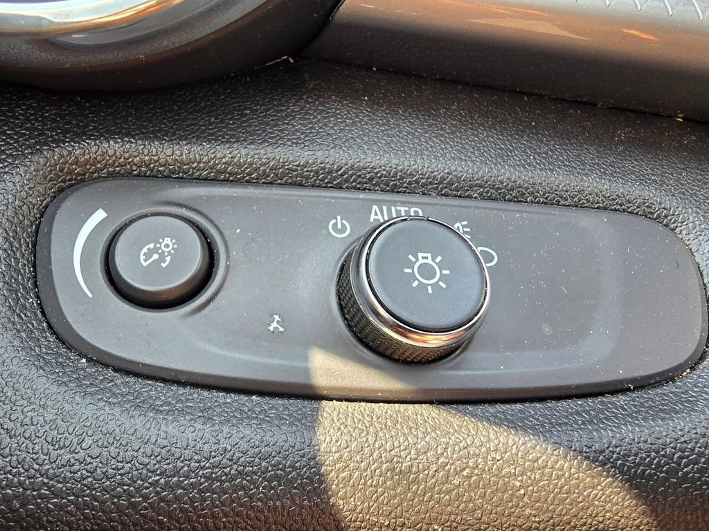 Used 2025 Chevrolet Trax LT FWD image 21