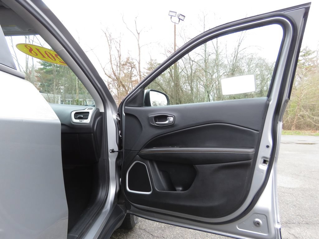 Used 2019 Jeep Compass Latitude w/ Popular Equipment Group AWD/4WD image 12