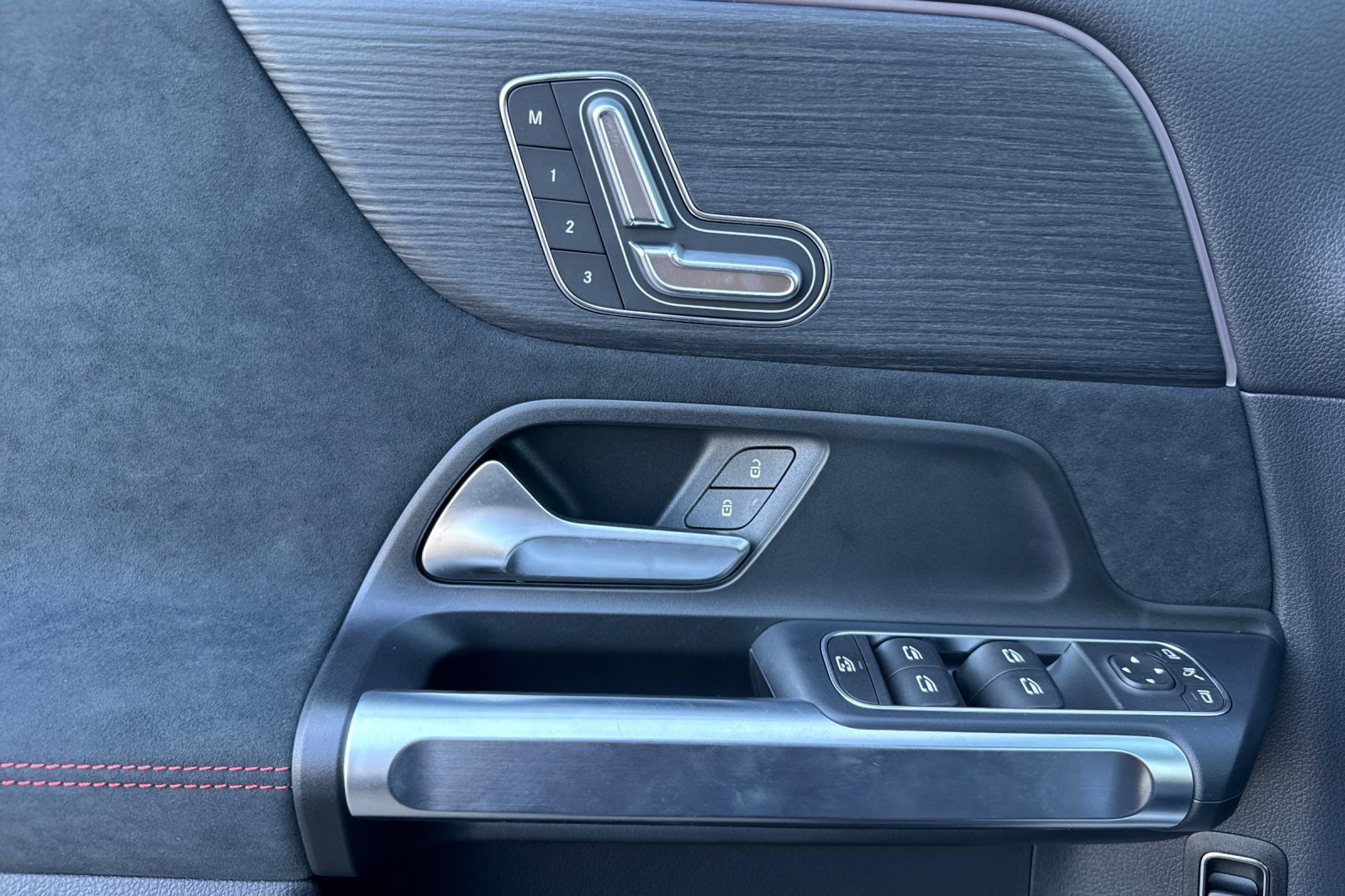 Used 2024 Mercedes-Benz EQB 300 4MATIC image 12