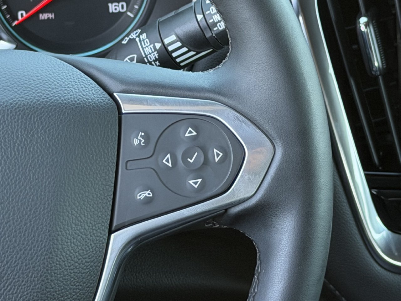 Used 2023 Chevrolet Traverse LT FWD image 13