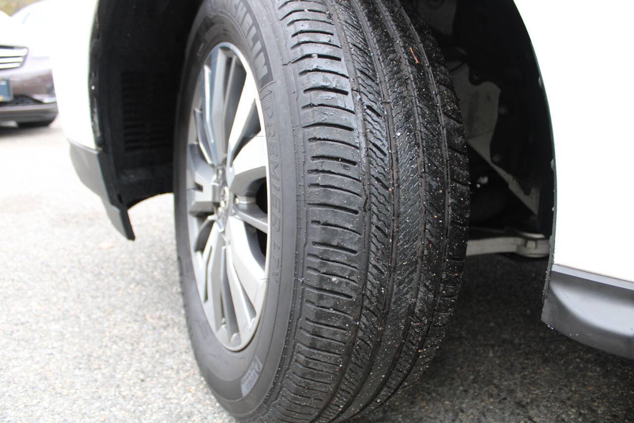 Used 2018 Nissan Pathfinder SV image 17