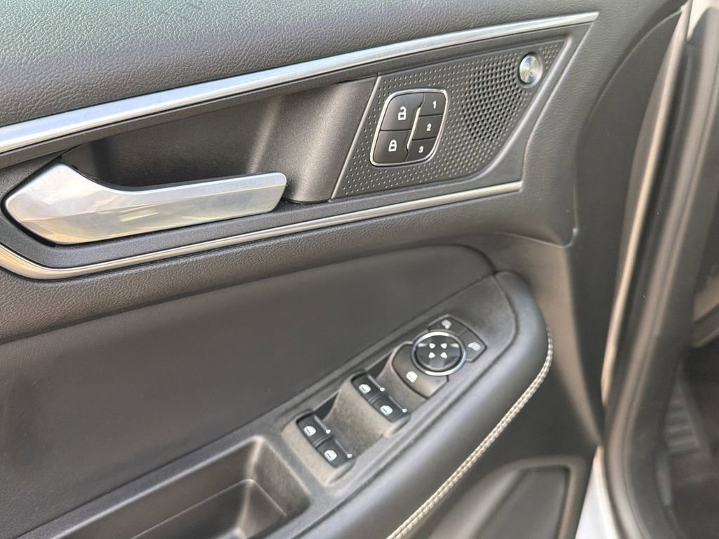 Used 2022 Ford Edge ST image 21