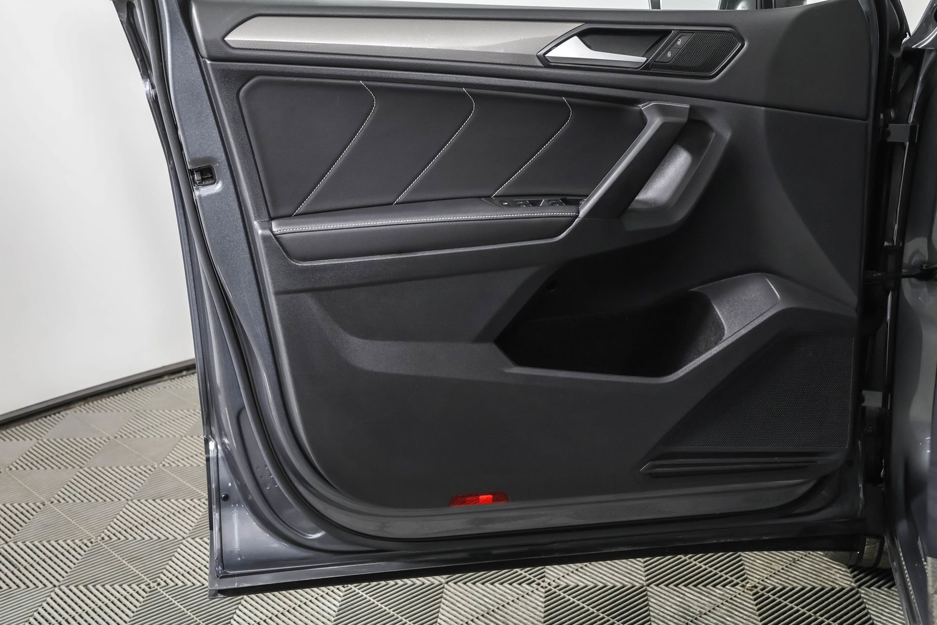 Used 2022 Volkswagen Tiguan SE image 34