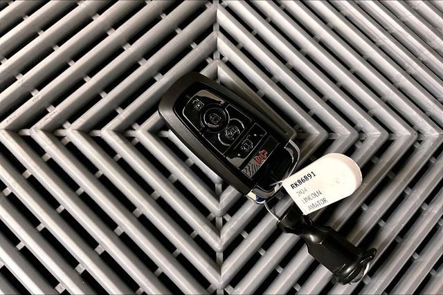 Used 2024 Lincoln Aviator Reserve w/ Class IV Trailer Tow Package image 12