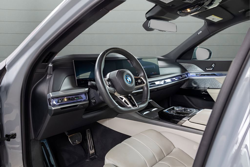 Used 2023 BMW i7 xDrive60 w/ Executive Package 2 AWD/4WD image 37