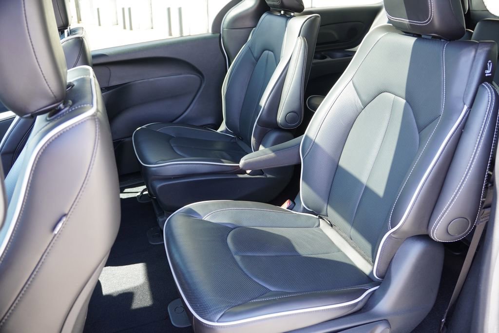 Used 2024 Chrysler Pacifica Premium image 18