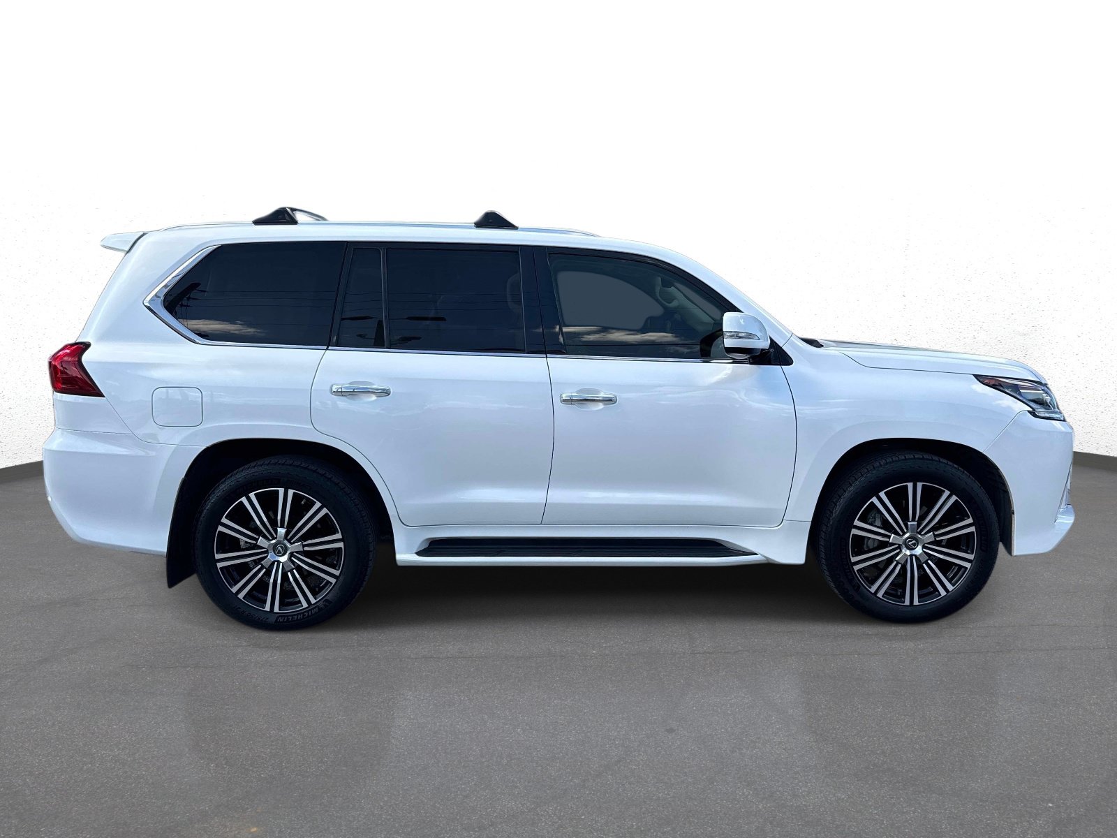 Used 2021 Lexus LX 570 4WD w/ Luxury Package image 2