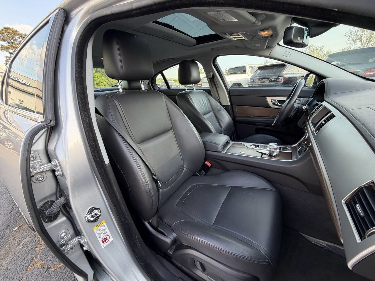 Used 2014 Jaguar XF RWD image 8