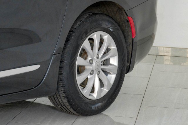 Used 2019 Chrysler Pacifica Touring-L FWD image 62