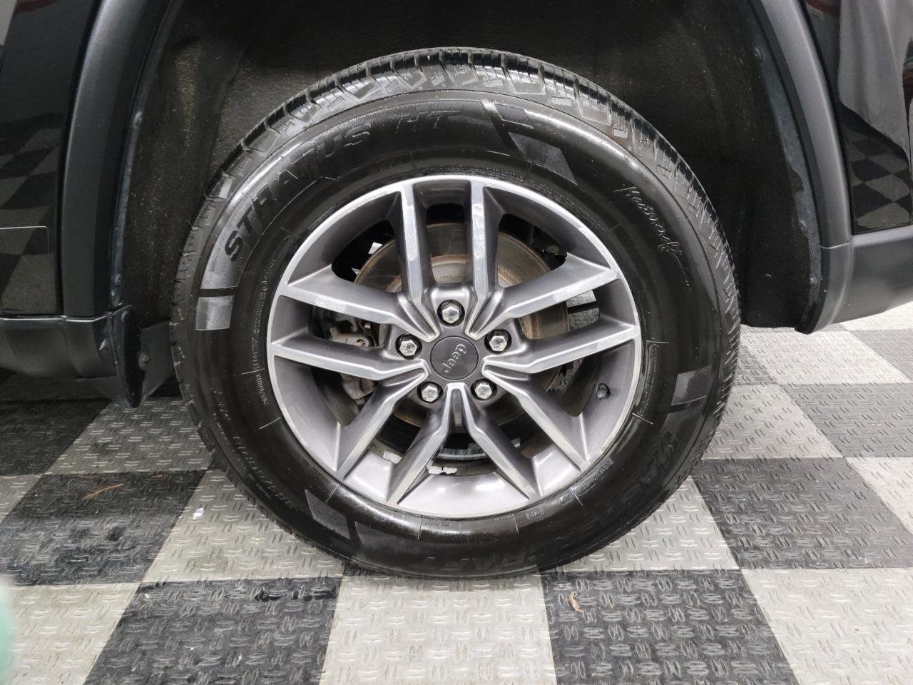 Used 2020 Jeep Grand Cherokee Laredo w/ 18" Wheel & 8.4" Radio Group AWD/4WD image 26