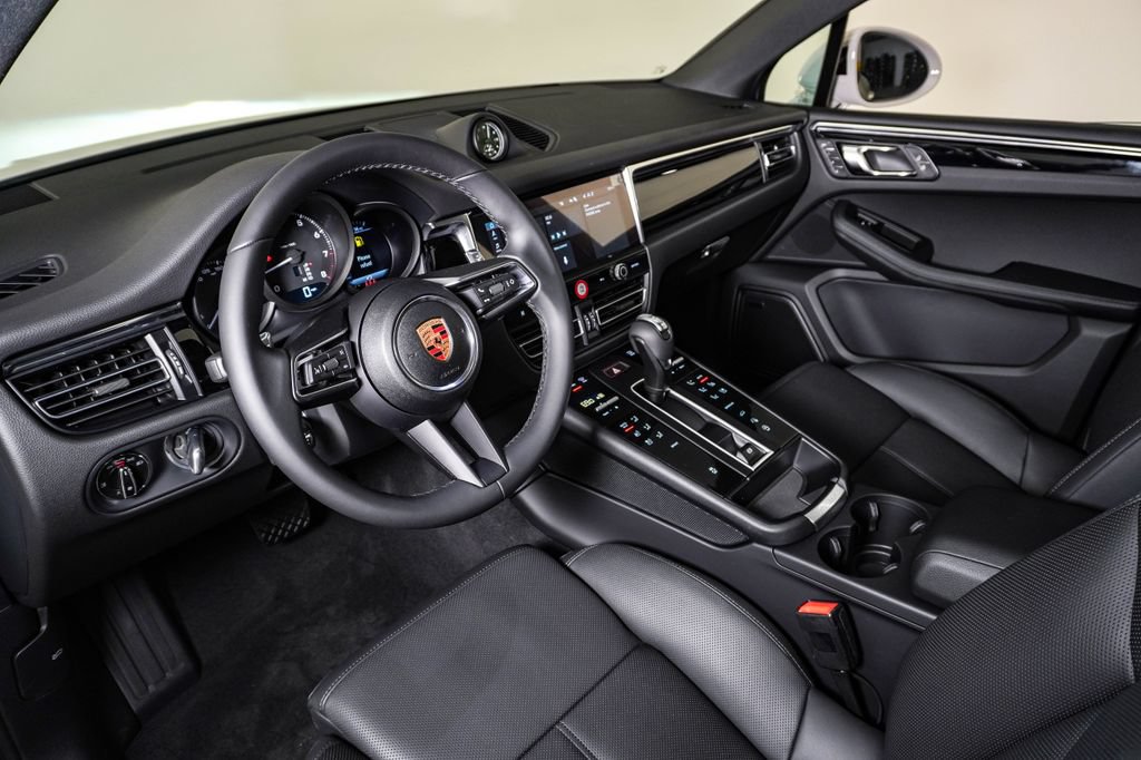 New 2026 Porsche Macan AWD/4WD image 4