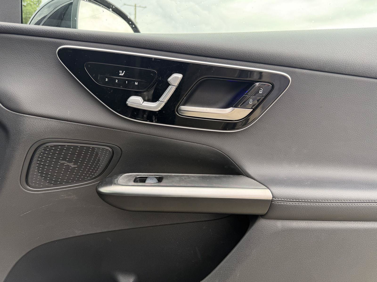Used 2025 Mercedes-Benz GLC 300 4MATIC image 30