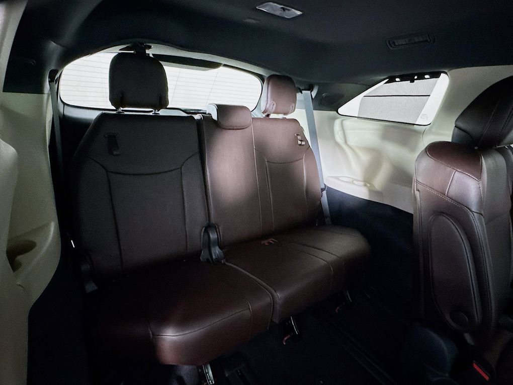 Used 2024 Toyota Sienna Platinum FWD image 31