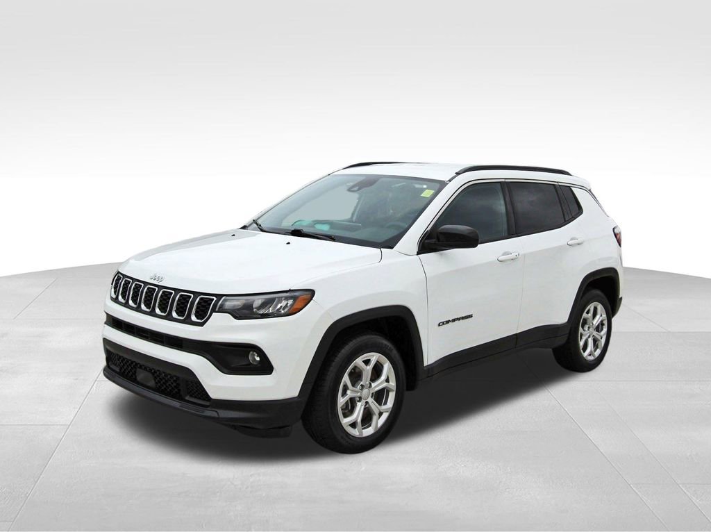 Used 2024 Jeep Compass Latitude image 2