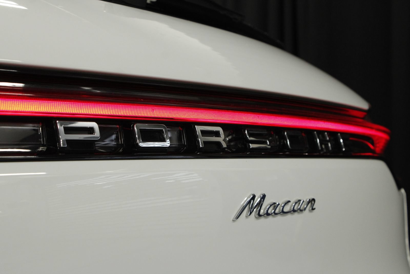 Certified 2025 Porsche Macan AWD/4WD image 14
